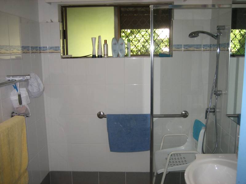 APPLICATION PENDING - ON HOLD Lovely 2 bedroom unit in small complex, close to shops Picture 3