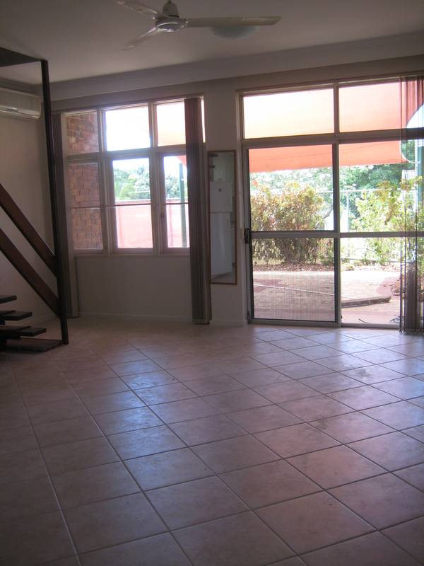 Refurbished Townhouse with Whitegoods Picture 3