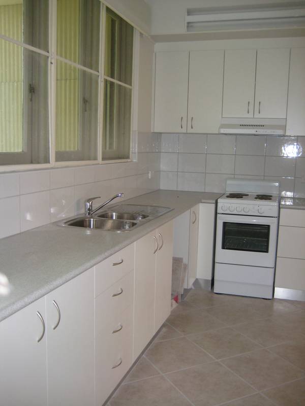 Refurbished Townhouse with Whitegoods Picture 2