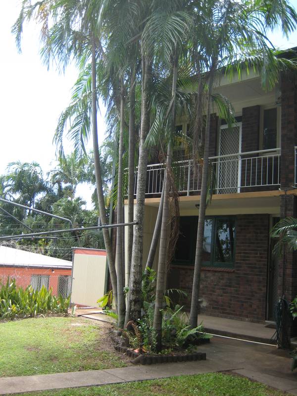 Refurbished Townhouse with Whitegoods Picture 1