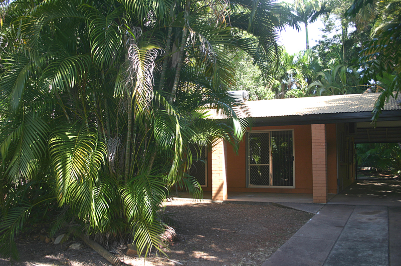 Easy Living in this Beautiful Street Picture 1