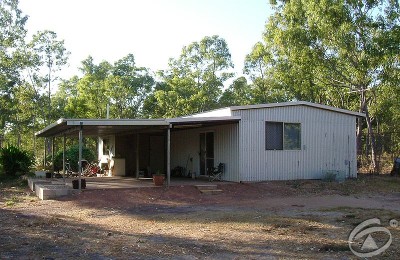 Weekender Within Metres Of The Beach! Picture