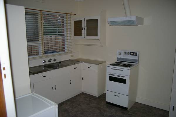 1 BEDROOM UNIT WITH BRAND NEW CARPET & PAINT Picture 2