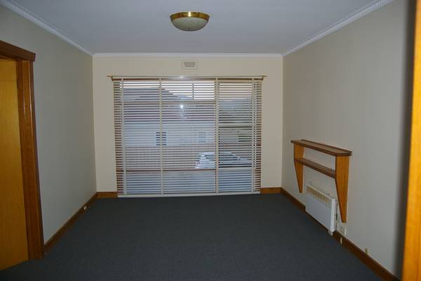 1 BEDROOM UNIT WITH BRAND NEW CARPET & PAINT Picture 1