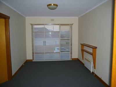 1 BEDROOM UNIT WITH BRAND NEW CARPET & PAINT Picture