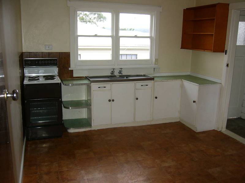 Neat family home Picture 3