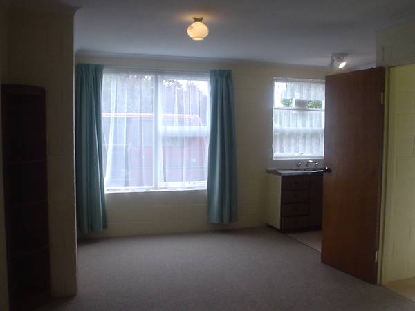 RENOVATED 2 BEDROOM FLAT Picture 1