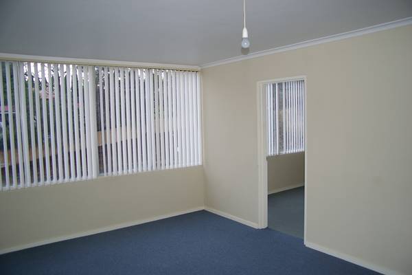 SUNNY 2 BEDROOM APARTMENT Picture 1