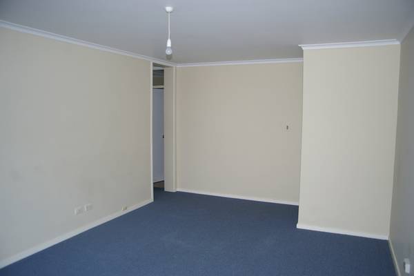 SUNNY 2 BEDROOM APARTMENT Picture 2