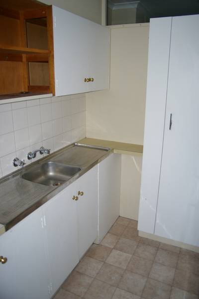 SUNNY 2 BEDROOM APARTMENT Picture 3