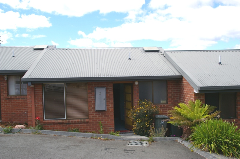 COSY 2 BEDROOM UNIT Picture 1