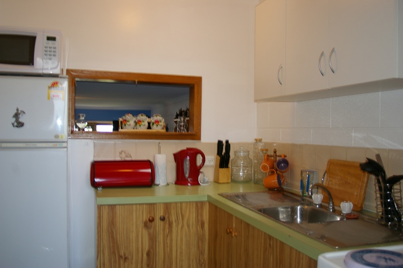 COSY 2 BEDROOM UNIT Picture 3