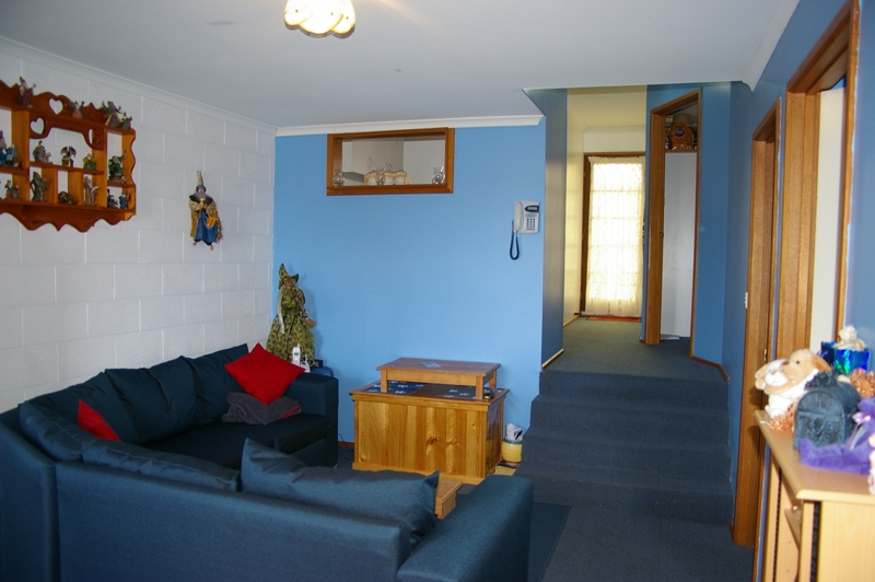 COSY 2 BEDROOM UNIT Picture 2