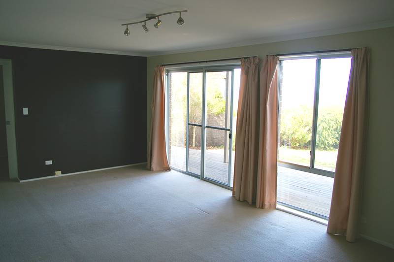 WONDERFULLY RENOVATED TOWNHOUSE - PRICE REVISED!! Picture 3