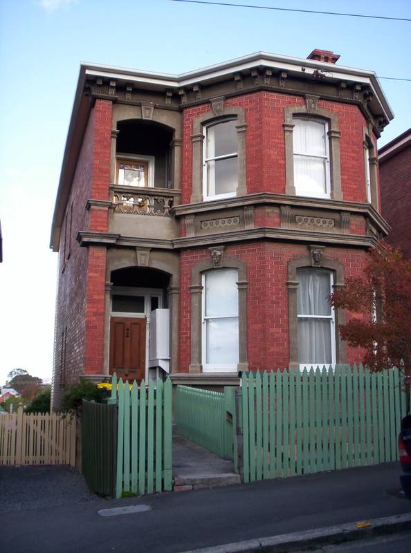 3-4 BEDROOM TOWNHOUSE - GREAT LOCATION Picture 1