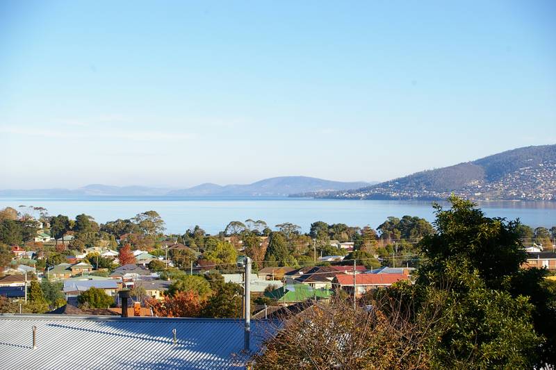 4 BEDROOM HOME WITH BREATHTAKING VIEWS Picture 1