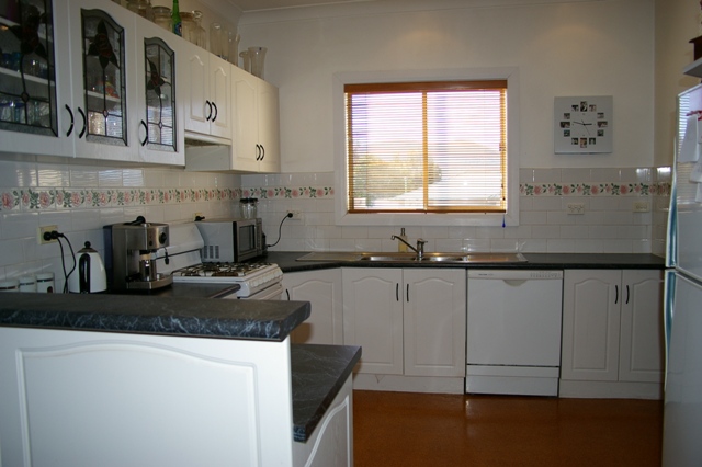 CENTRAL, SPACIOUS AND FABULOUS! Picture 3