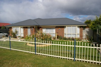 FOUR BEDROOMS, TWO BATHROOMS AND A GARAGE Picture FOUR BEDROOMS, TWO BATHROOMS AND A GARAGE Picture