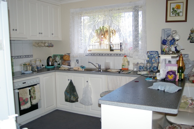 FOUR BEDROOMS, TWO BATHROOMS AND A GARAGE Picture 3