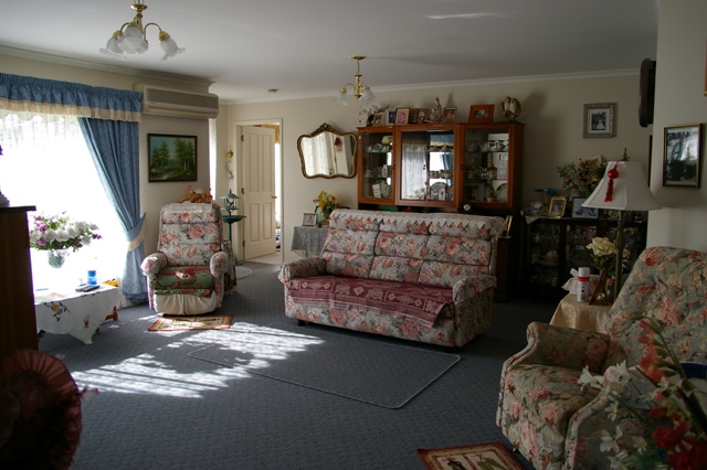 FOUR BEDROOMS, TWO BATHROOMS AND A GARAGE Picture 2