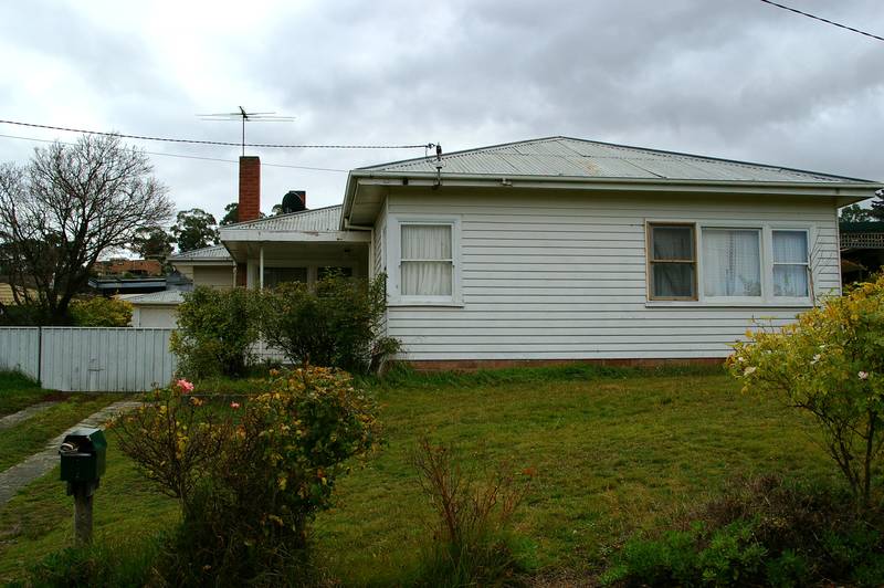 LOOK BEYOND THE EXTERIOR - 4 BEDROOMS Picture 1