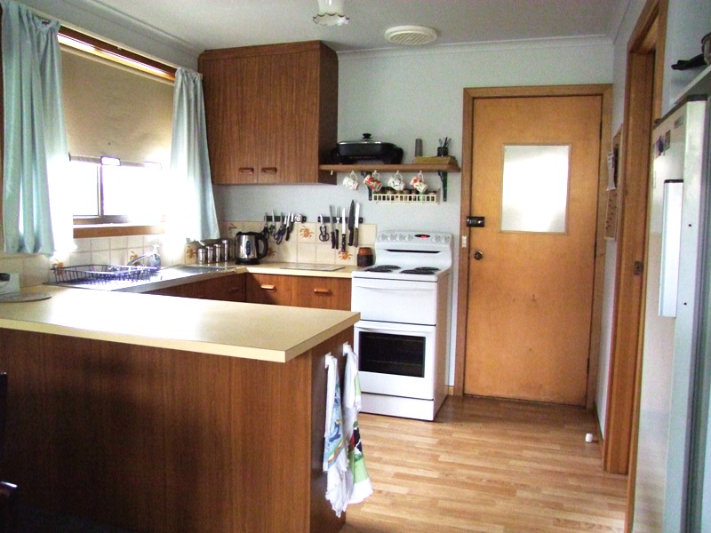 JUST A QUICK 8 MINUTE DRIVE TO THE HOBART CBD Picture 2