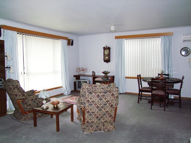 JUST A QUICK 8 MINUTE DRIVE TO THE HOBART CBD Picture 3