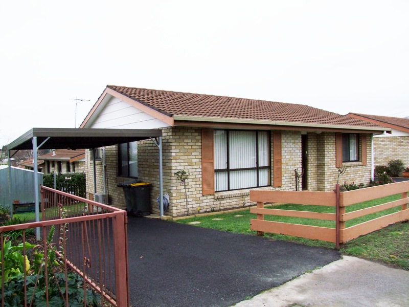 JUST A QUICK 8 MINUTE DRIVE TO THE HOBART CBD Picture 1