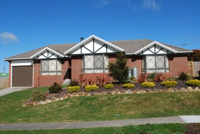 EXCELLENT STREET APPEAL Picture