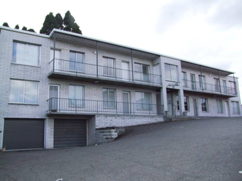 CENTRAL APARTMENT WITH GARAGE AND STORAGE! Picture 1