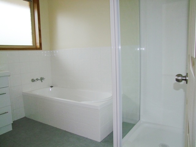 BRAND NEW FAMILY HOME Picture 3