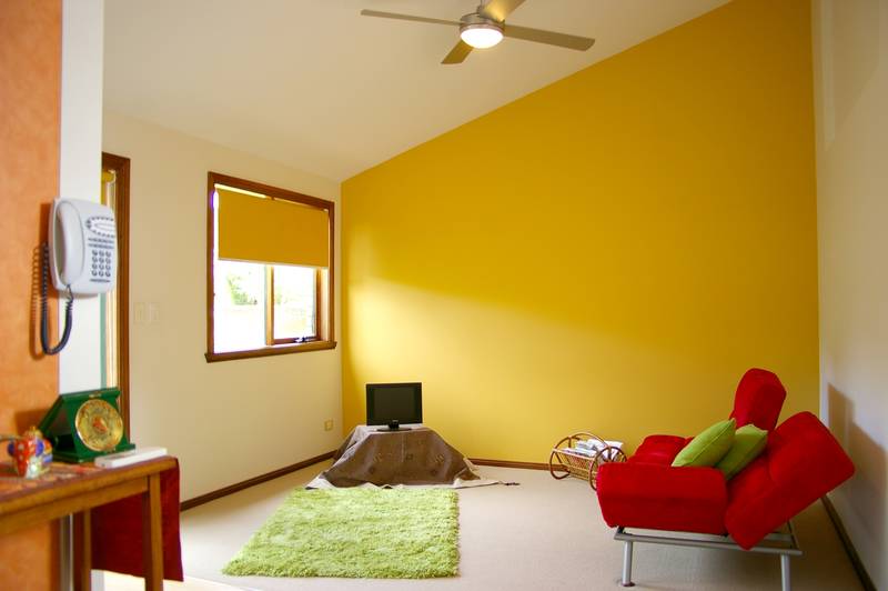 2 BEDROOM UNIT - WONDERFULLY RENOVATED Picture 3