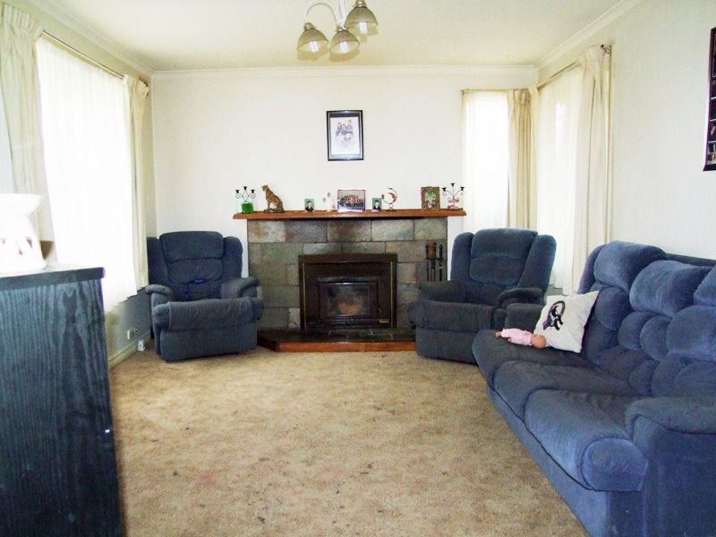 THREE BEDROOM BRICK HOME WITH A DOUBLE LOCK UP GARAGE Picture 2