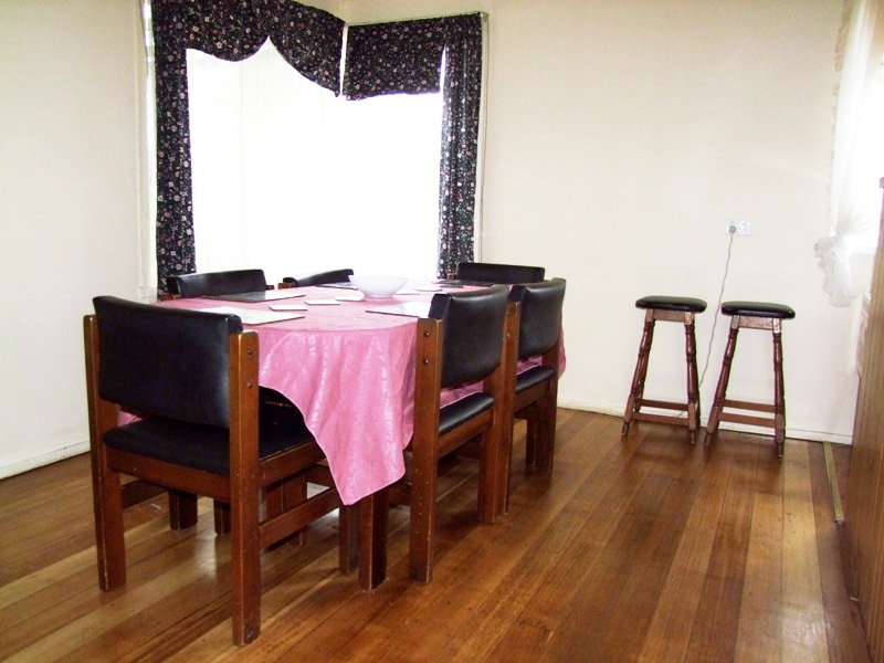 THREE BEDROOM BRICK HOME WITH A DOUBLE LOCK UP GARAGE Picture 3