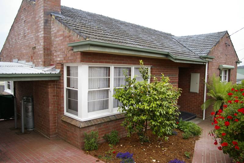 LARGE 4 BEDROOM FAMILY HOME - GREAT LOCATION Picture 1