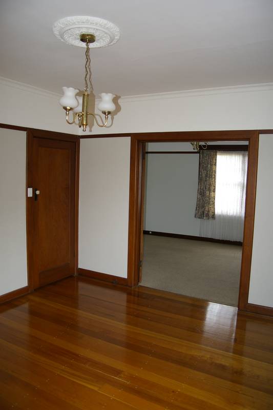 LARGE 4 BEDROOM FAMILY HOME - GREAT LOCATION Picture 2