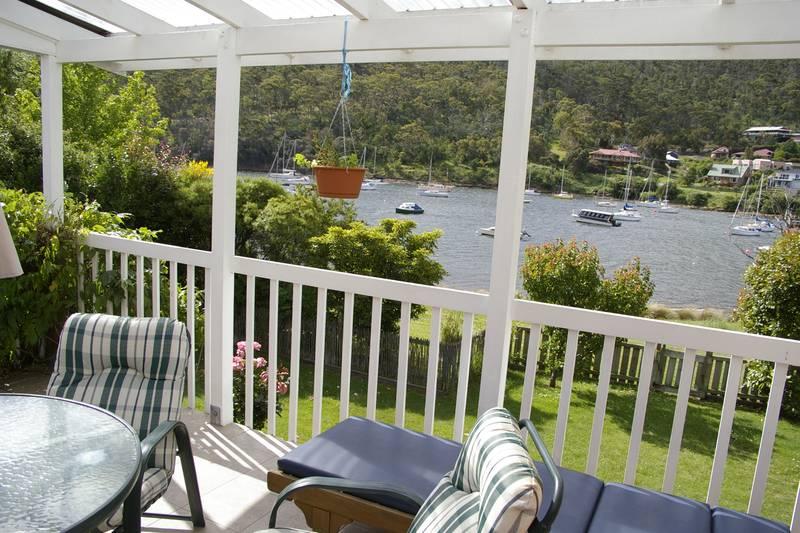 3-4 BEDROOM VIRTUAL WATERFRONT FAMILY HOME Picture 1