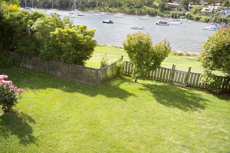 3-4 BEDROOM VIRTUAL WATERFRONT FAMILY HOME Picture 2