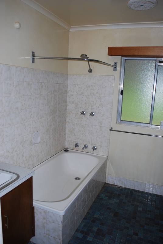 Generously sized one bedroom unit Picture 3