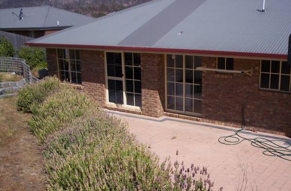 Spacious 4 Bedroom Family Home with Water Views! Picture 2