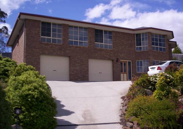 Spacious 4 Bedroom Family Home with Water Views! Picture 1