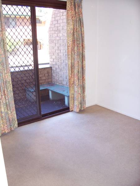 3 BEDROOM TOWNHOUSE Picture 2