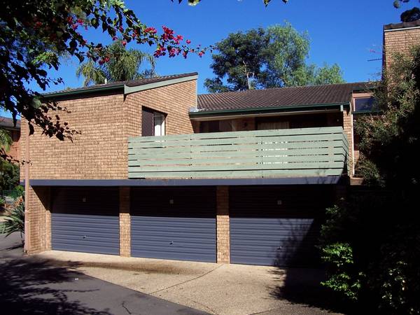 3 BEDROOM TOWNHOUSE Picture 1