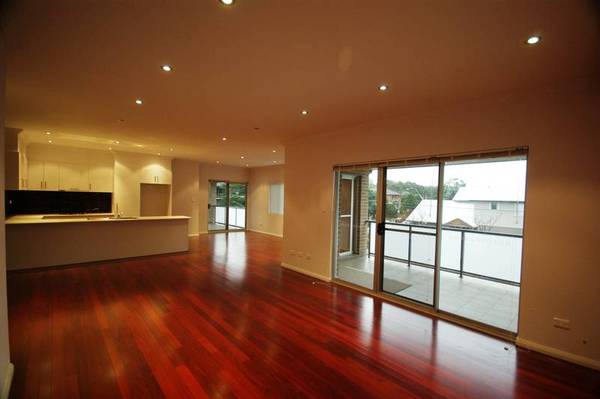 BRAND NEW AND AS BIG AS A HOUSE Picture 1