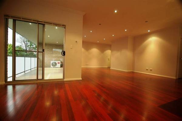 BRAND NEW AND AS BIG AS A HOUSE Picture 3