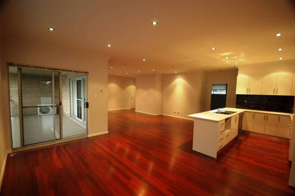 BRAND NEW AND AS BIG AS A HOUSE Picture 2