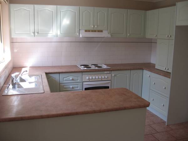 RENOVATED 3 BEDROOM VILLA - WALK TO STATION Picture