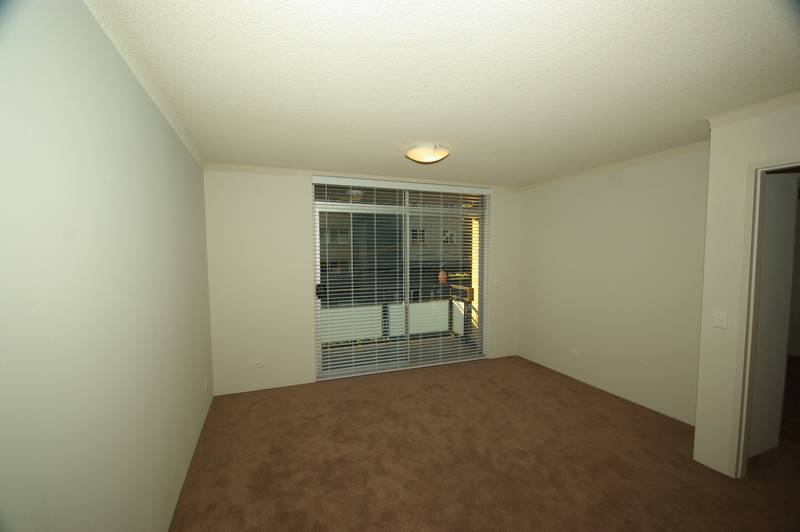 AS NEW 2 BEDROOM MID FLOOR APARTMENT Picture 2