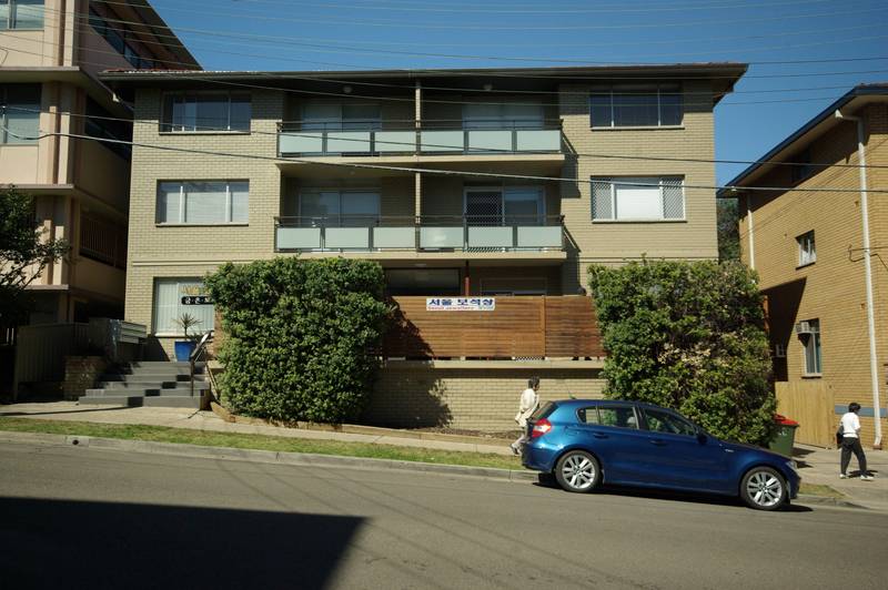 AS NEW 2 BEDROOM MID FLOOR APARTMENT Picture 1