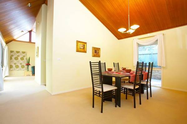 PRIVATE RETREAT WITH A PEACEFUL, LEAFY OUTLOOK FROM EVERY ROOM Picture 2